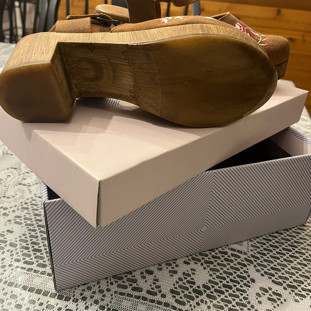 Comfortable suede clogs with platform block heels! Color is cognac. Size 37 - Picture 2 of 4
